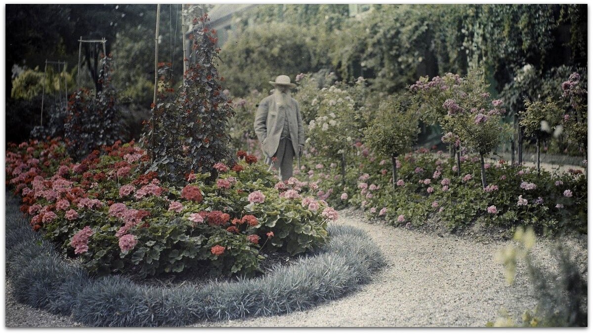 Клод Моне перед своим домом в Живерни Аноним 1921
Из собрания Музея Орсе, Париж.