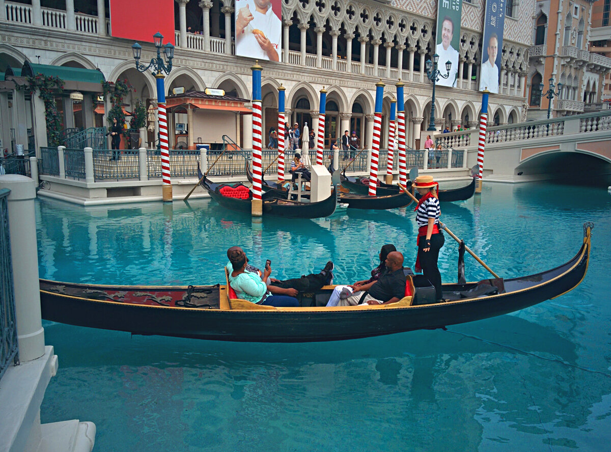 Роль гондольеров исполняют сами китайцы