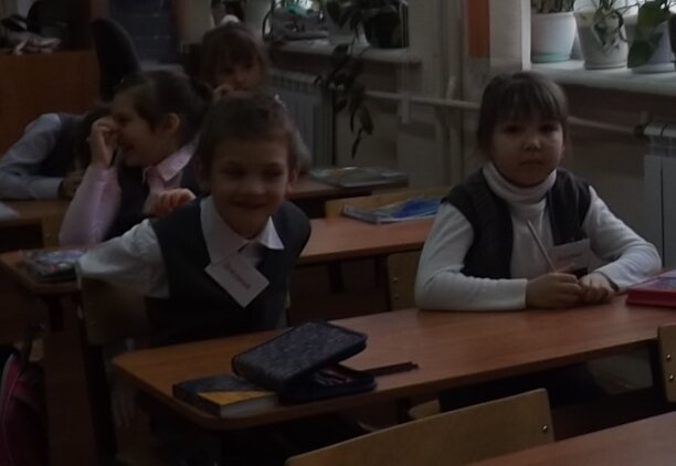 Типичная отличница и не-отличник. ))) Одна приготовилась записывать, другой на стуле катается )))