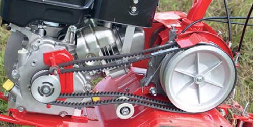 Сцепление мотоблока АГАТ состоит из двух клиновых ремней, натяжного ролика с рычагом, пружины возврата, троса и рычага управления на руле. При нажатии рычага на рукоятке руля ролик, перемещаясь, создает натяжение приводных ремней и вращение от двигателя передается на ведомый шкив редуктора мотоблока. Такая конструкция сцепления проста в эксплуатации и при ремонте. Руль на мотоблоке АГАТ регулируется по горизонтали и имеет разворот на 180 градусов, также присутствует регулировка руля по вертикали. Соединение руля – установлены резиновые демпферы для уменьшения вибрации, передаваемой от мотоблока пользователю при работе.