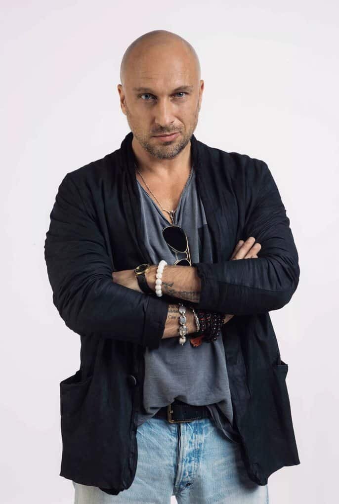 4. Дмитрий Нагиев 
Популярный и востребованный актер, один из самых богатых в России. Родители Дмитрия были обычными людьми, но постарались сделать все, чтобы их сын добился успеха в жизни. 
Дмитрий Нагиев серьезно увлекался спортом. После армии поступил в театральный. Его дебютная роль – командир в фильме «Чистилище». Было еще много ролей в разных фильмах, но по-настоящему популярным Нагиев стал после премьеры комедии «Самый лучший фильм» и сериалов «Кухня», «Физрук».

Самые известные фильмы: «Самый лучший фильм», «Самый лучший день», «Кухня в Париже», «Непрощенный».
