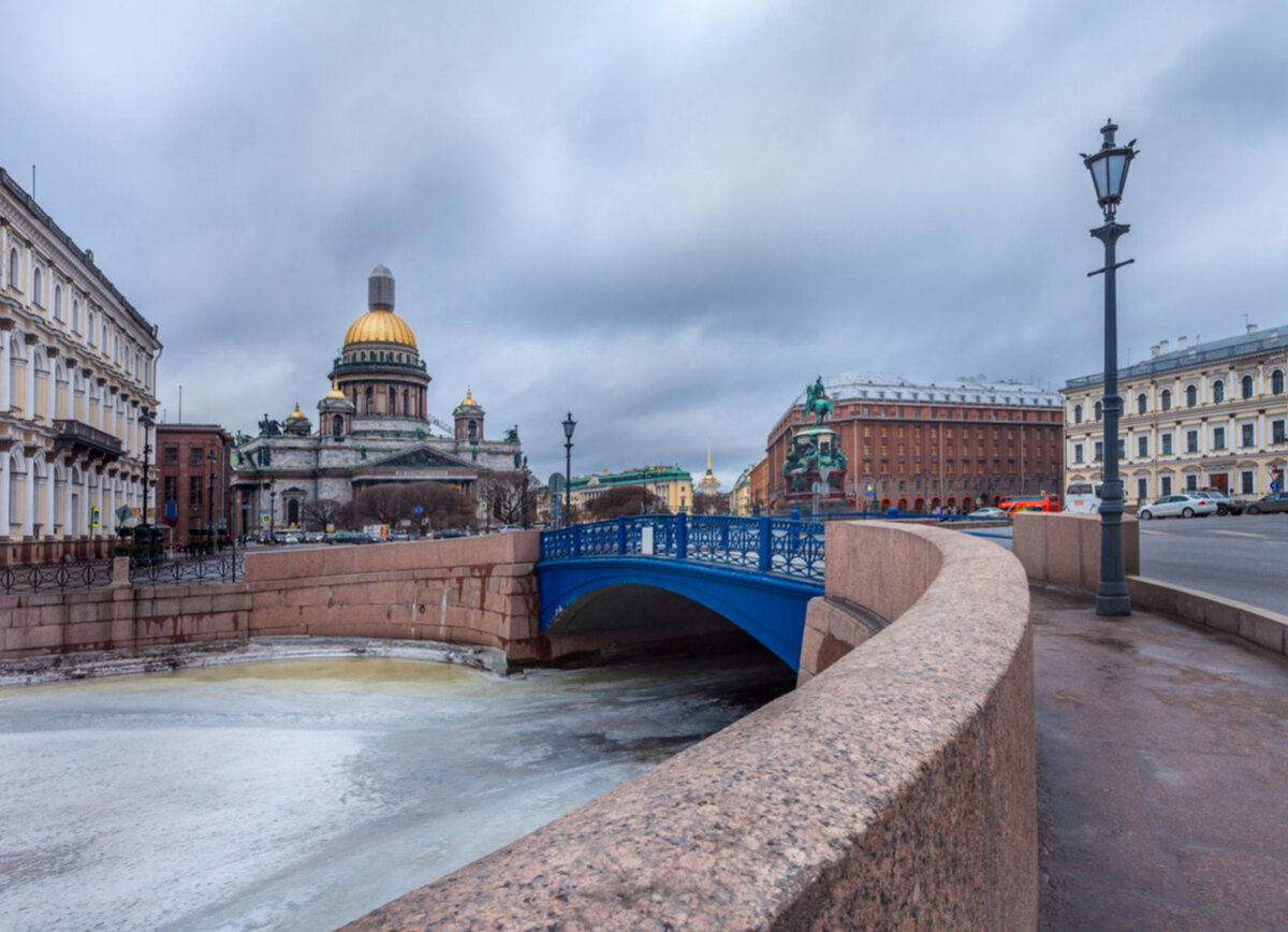 синий мост через реку мойка
