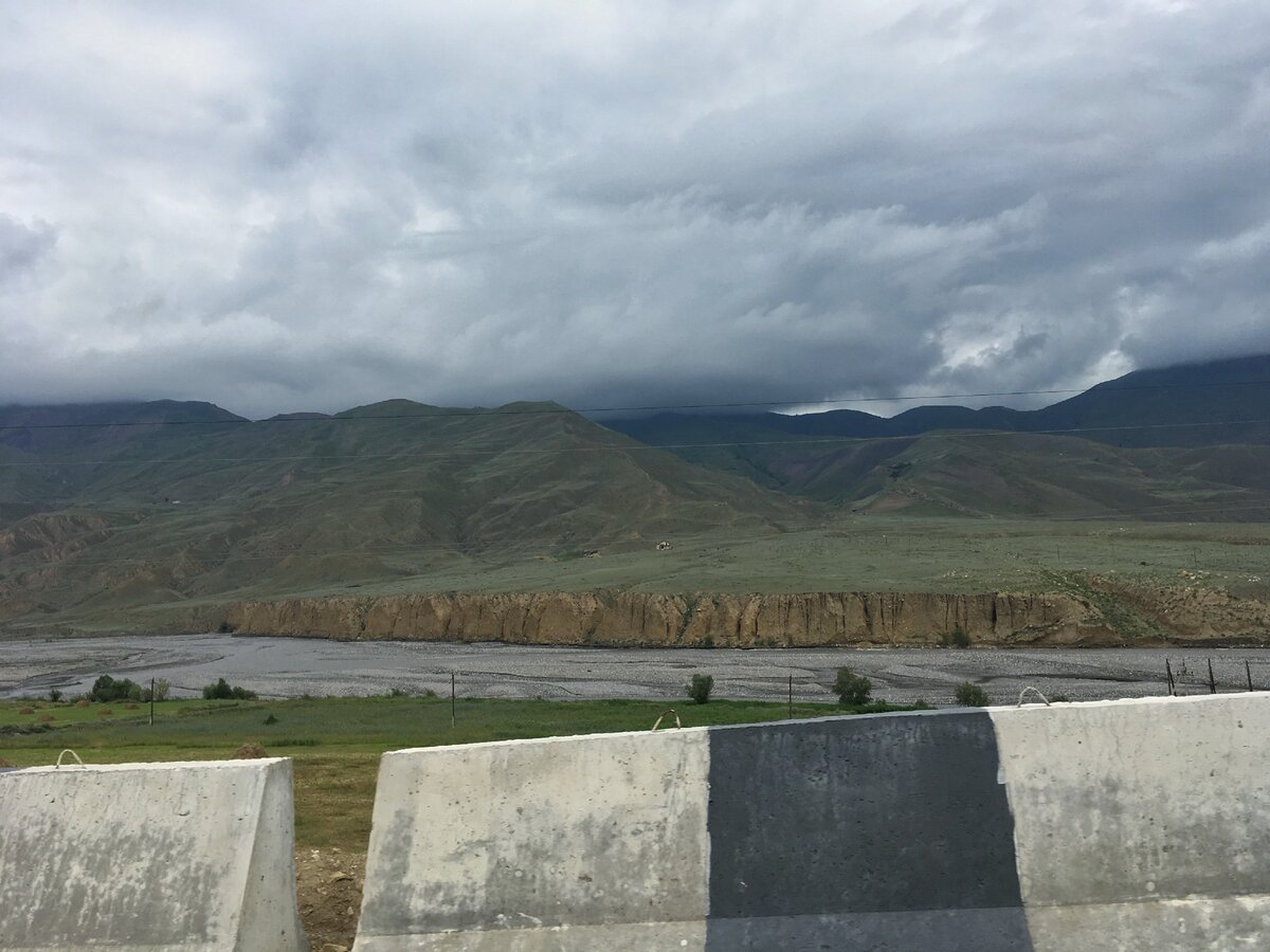 Нереальные виды на подъезде к горам