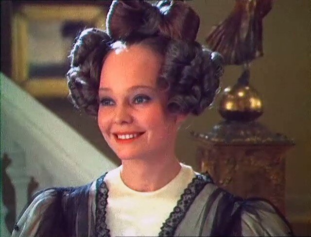 Фильм "Красное и черное", СССР, 1976 год. Прическа Матильды с локонами и бантом из волос на макушке.