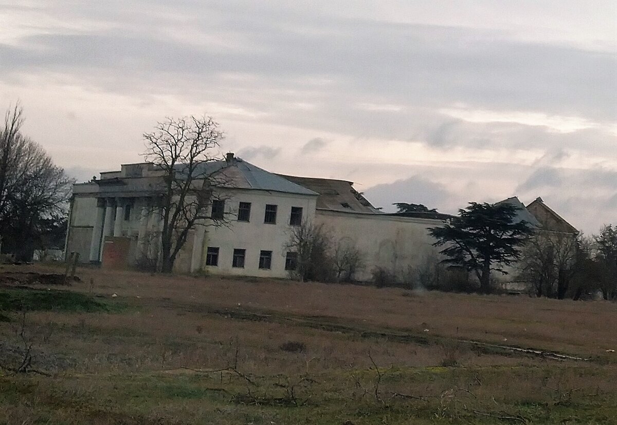 Развалины когда-то шикарного дворца культуры