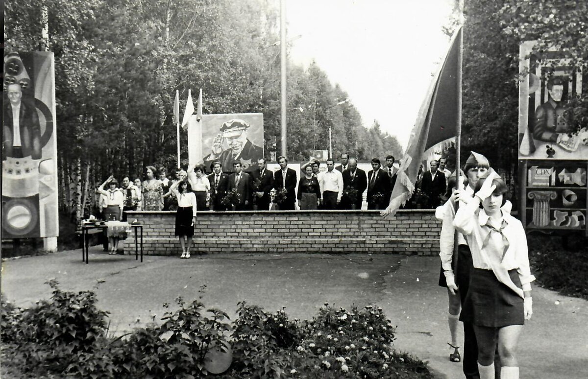 После приезда на третий день торжественная линейка. Эта линейка в честь десятилетия лагеря. Но в обще линейки проходили утром и вечером, правда без выноса почетного флага, а поднимали и опускали флаг на мачте где трибуна, право поднять и спустить флаг предоставлялась пионеру отличившемуся в этот день. Всегда это было торжественно и красиво, играли горнисты и барабанщики.