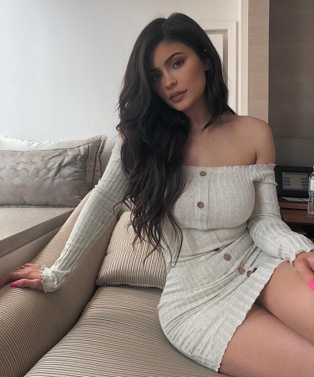 Кайли Дженнер в платье Fashion Nova