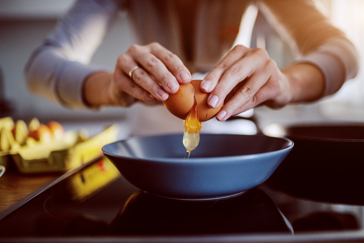 https://stock.adobe.com/ru/images/close-up-of-caucasian-woman-breaking-egg-and-making-sunny-side-up-eggs-domestic-kitchen-interior-breakfast-preparation/299067231