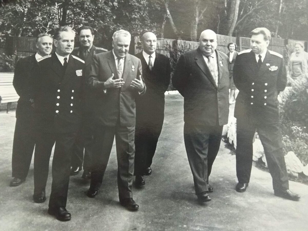 Фрол Романович Козлов.  (Второй в первом ряду).