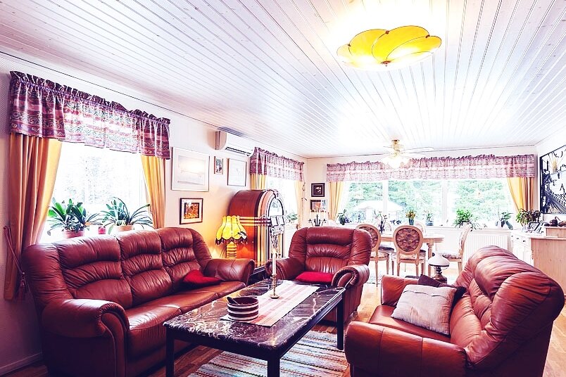 Гостиная с потолком из вагонки