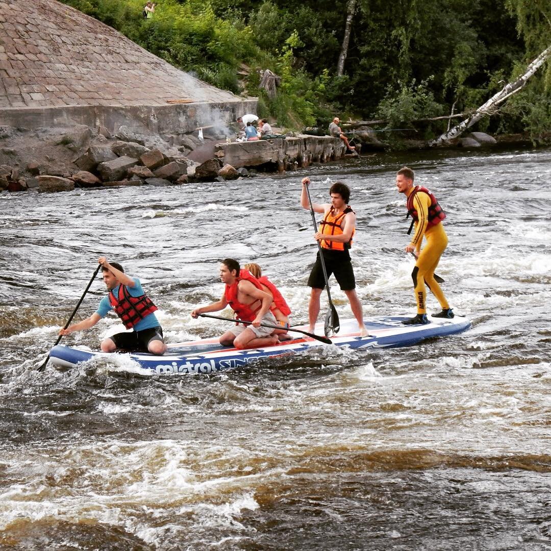 Сплав в бурной воде всегда в спасательных жилетах!