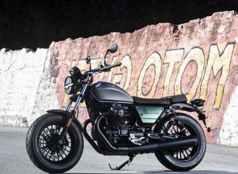 Будет выпущен выпуск V9 Bobber 100th Anniversary, также обладающий той же элегантной цветовой схемой.