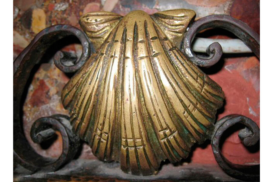 Раковина в декоре гробницы святого апостола Иакова в Испании.