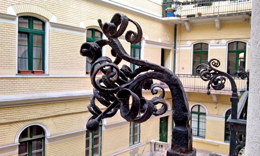 

Приятно  получать подтверждения своим выводам из авторитетного источника.  Кальман Миксат, венгерский классик и литератор почти дюмаотцовой  плодовитости, в романе, написанном в 1892 году – а это самый что ни на  есть расцвет; сытое предпраздничное время, уже почти всё важное если не  построено, то спроектировано, и построено будет вот-вот, и до войны ещё  два десятка лет; сколько ещё кофе будет выпито, сколько оперетт  отсмотрено! – так вот, Миксат замечает между делом, что Будапешт – город  не мистический:
 
Будапешт  виден насквозь; он не настолько велик, чтобы питать фантазию писателя  полутьмой бесконечных уличных лабиринтов, но достаточно шумен для того,  чтобы гномы, лешие, сирены и нимфы предпочли перебраться из него в  другое место. Здесь весьма затруднительно заявить, что в такой-то и  такой-то час, верней всего в полночь, по улице Ваци, прогуливались  привидения, — тогда как в Сентмихайфалве и в Бадьоне им ничего не стоит  выйти из могил. Здесь и мистицизм принужден обратиться в бегство, ибо в  полночь конка уже не ходит по Керепешской дороге до кладбища, а  привидения не рискуют слишком удаляться от могильных плит. 
В  корзине поэтического реквизита здесь очень многого не хватает: нет  аромата цветов, нет росы, нет соловьиных трелей. Вместо росы нынче пыль,  вместо аромата цветов — вонь мыла и керосина, вместо пения птиц —  шарманка.