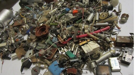 Радиодетали пятидесятых годов не попались мне на глаза в картинках. Эти уже были позже. А теперь и совсем другая эпоха.