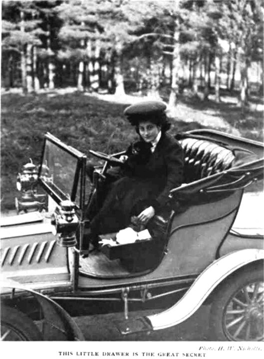 Фото первого автомобиля с ящиком для перчаток