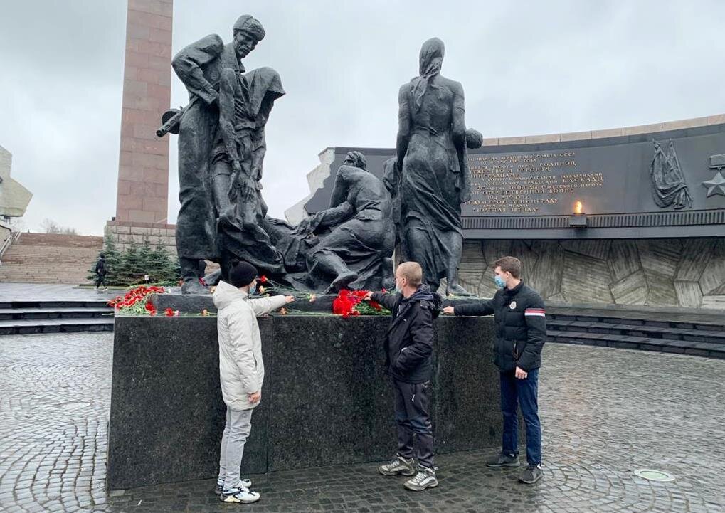 Памятном зале монумента героическим защитникам ленинграда. Памятник героическим защитникам Ленинграда в Санкт-Петербурге. Монумент героическим защитникам блокады Ленинграда. Площадь Победы Санкт-Петербург музей.