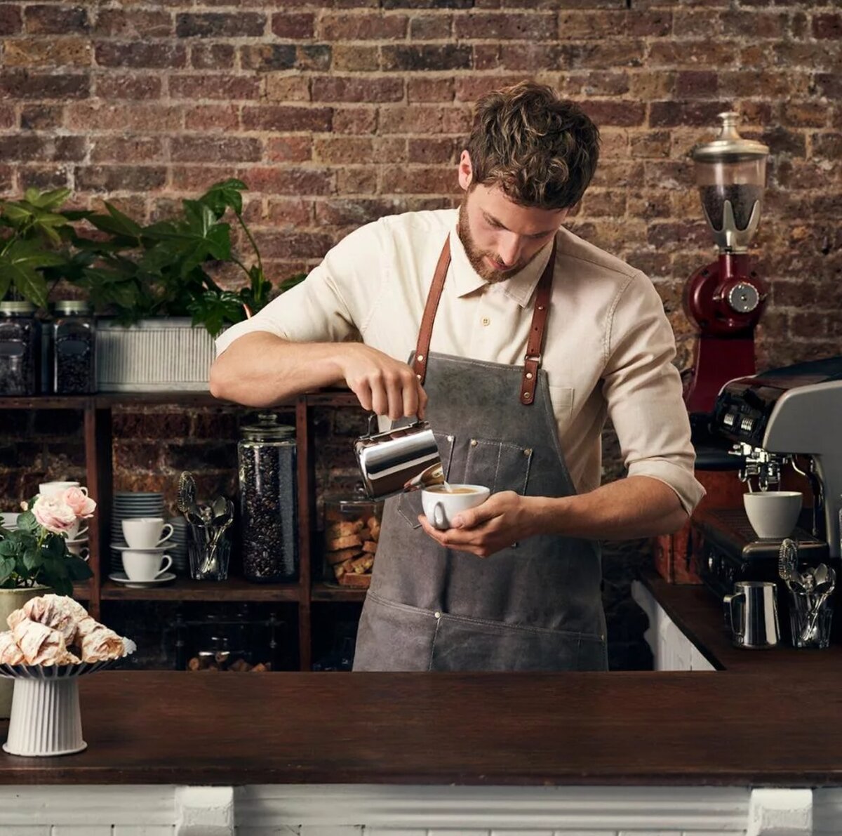 профессия бариста. баристой или баристом. бариста. кофейня бариста. бариста мужчина.