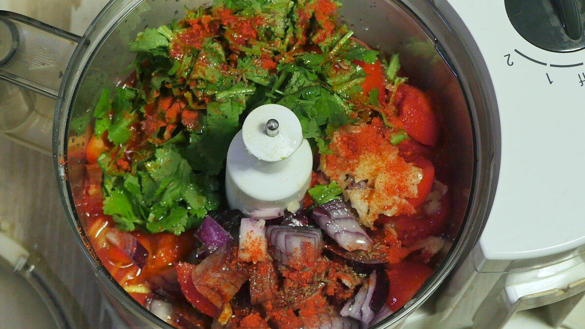 Соус сальса острый, яркий, будоражащий и перекликается с одноименным танцем. Как известно – танец сальса, это смесь направлений и стилей. И, подобно танцу, в блендере крутятся компоненты соуса, практически мгновенно образовывая пряную томатную hot&spicy смесь, готовую в свою очередь, смешаться с тако или тортильями, а то и вовсе выступить в качестве дипа с начос.