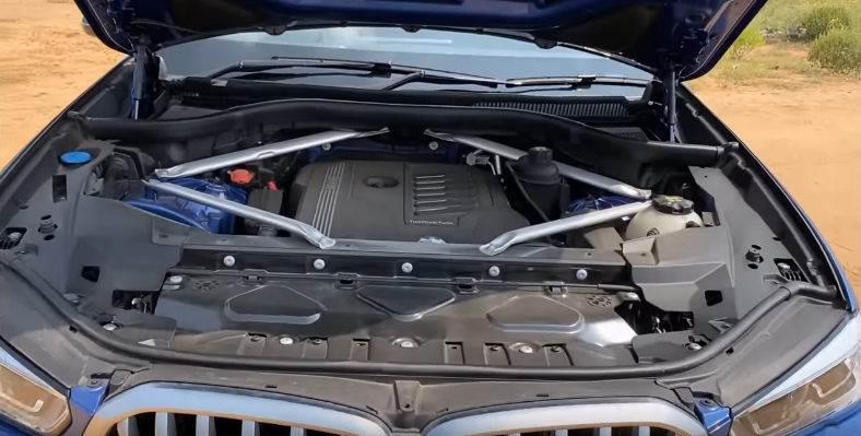 Подкапотное пространство в комплектации xDrive40i M Sport.