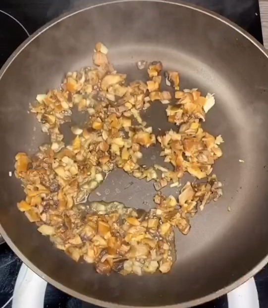 Обжарьте лук и грибы на сковороде