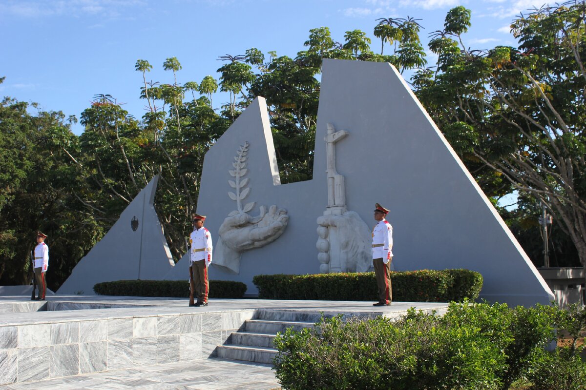 Центральная плита Мемориала советским воинам-интернационалистам на Кубе