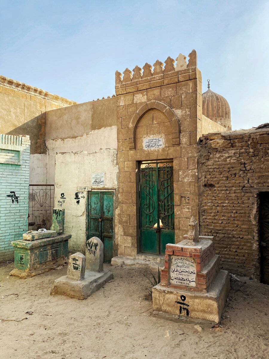 Это один из двориков в городе мёртвых — прямо тут находятся захоронения.