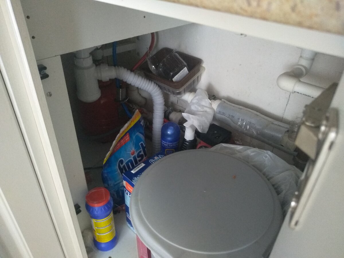 Повесил поверх настенного котла кухонный шкаф - теперь думаю как обслуживать? Моя ошибка.