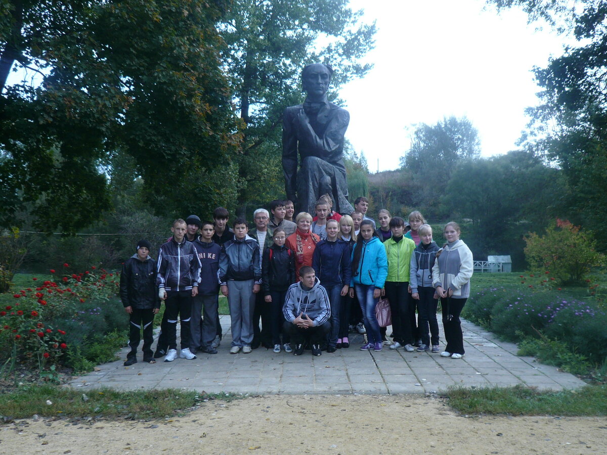 Памятник Тютчеву. Я с классом в 2011 год в музее-усадьбе русского поэта.