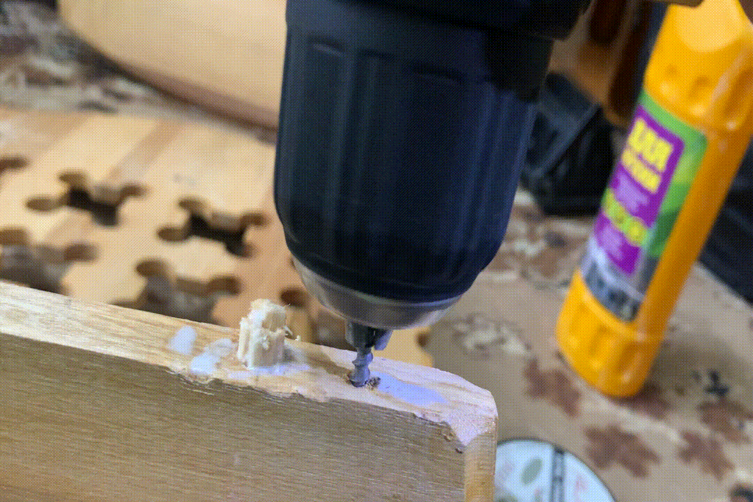 Выкручиваю саморез шуруповертом.