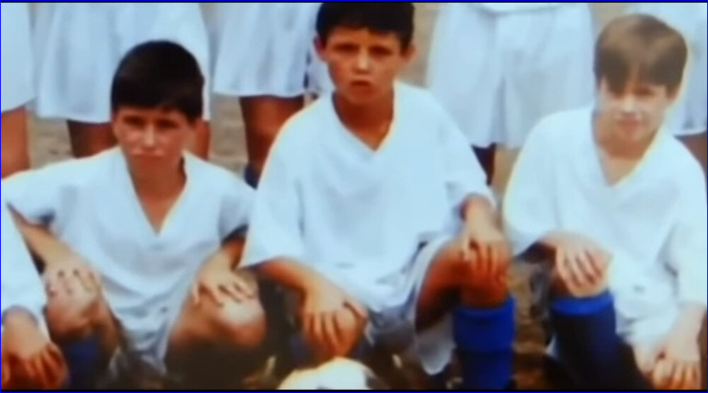 Детские годы будущей звезды футбола были похожи на биографию других легенд этого спорта. Великого футболиста могло бы и не быть с нами, ведь из-за крайней бедности его мама хотела сделать аборт, но, к счастью, она вовремя передумала. Нежеланный ребенок рос худым и костлявым, но мгновенно преображался, когда к нему попадал футбольный мяч. Не увидеть талант в мальчишке из трущоб смог бы только слепой. 
Так получилось, что отец Криштиану подрабатывал экипировщиком в местном футбольном клубе. Он и подтянул мальчика в любительский футбол.