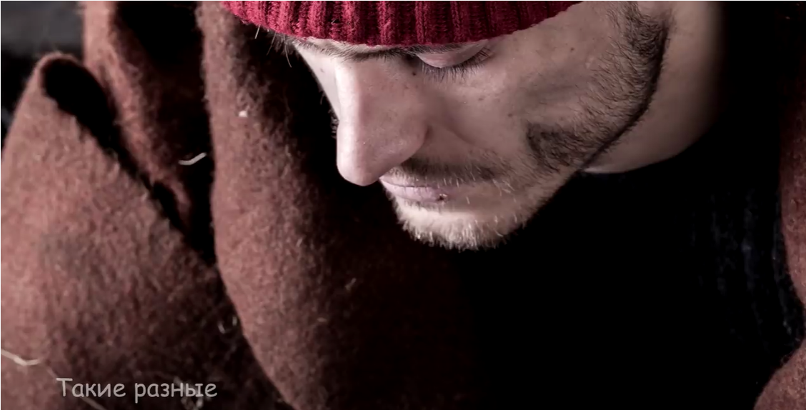 Мужчина подошел к бабушке и присел рядом с ней.