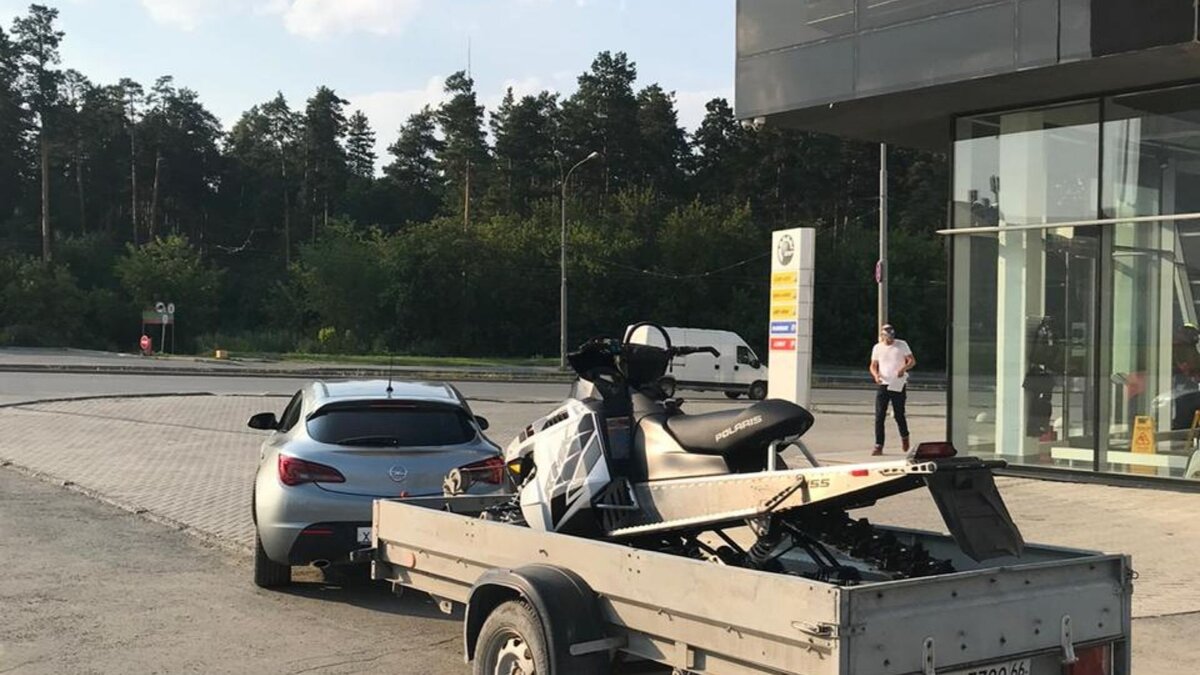 малыш едет в гараж 