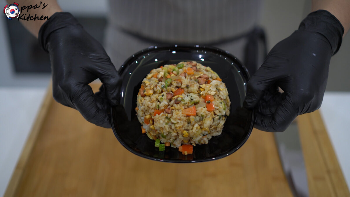 Готовый жаренный рис с сосиской и овощами