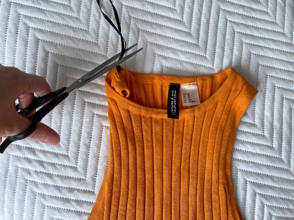 Безжалостно отрезаю эту петельку, потому что если я её спрячу, надену топ и пойду на улицу, она всё равно вылезет 