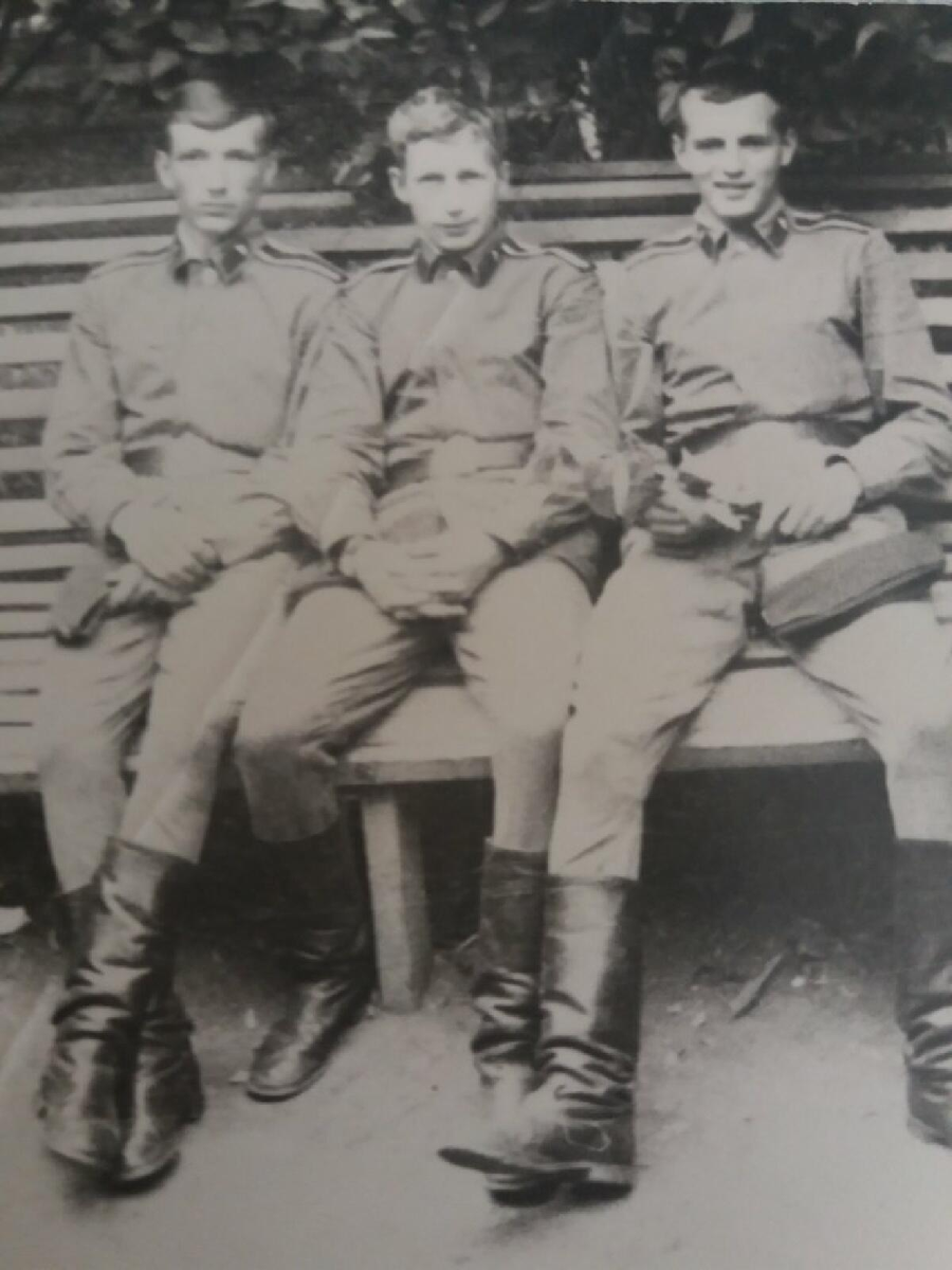  Здесь только один из четверых на фото. В центре . Мой муж и участник этой истории.