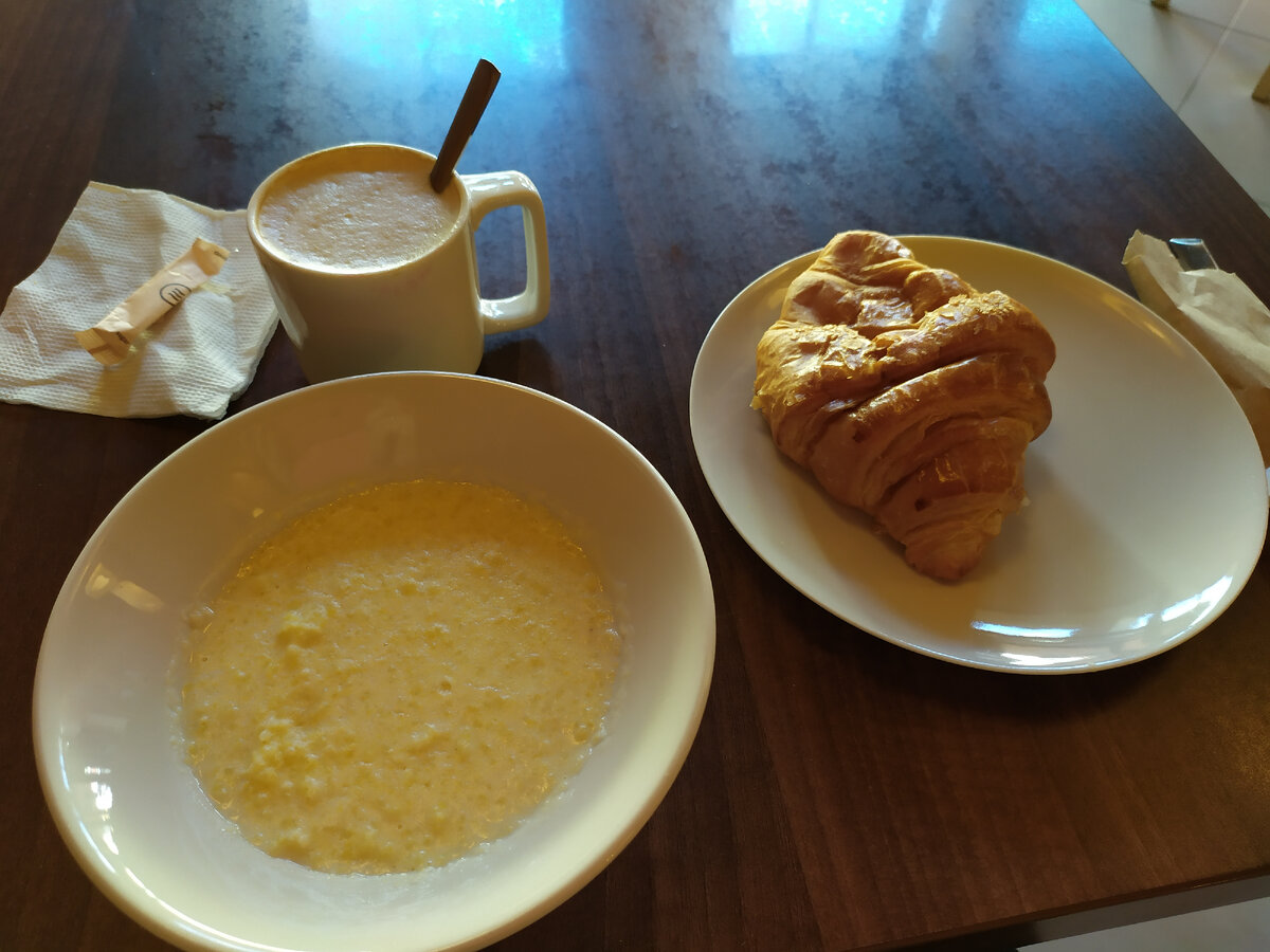 Кофе остывший, непонятная каша и мятый круассан. Фото автора