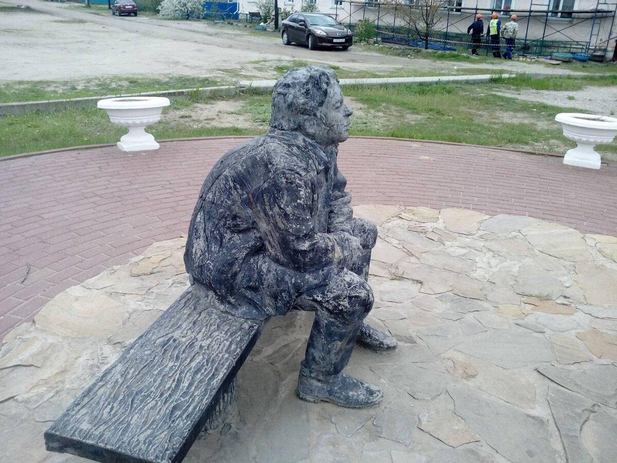 Зачем памятник. Памятник Шолохова город Урюпинск. Памятник судьба человека в Урюпинске. Памятник героям судьба человека Урюпинск. Судьба человека Шолохов памятник в Урюпинске.