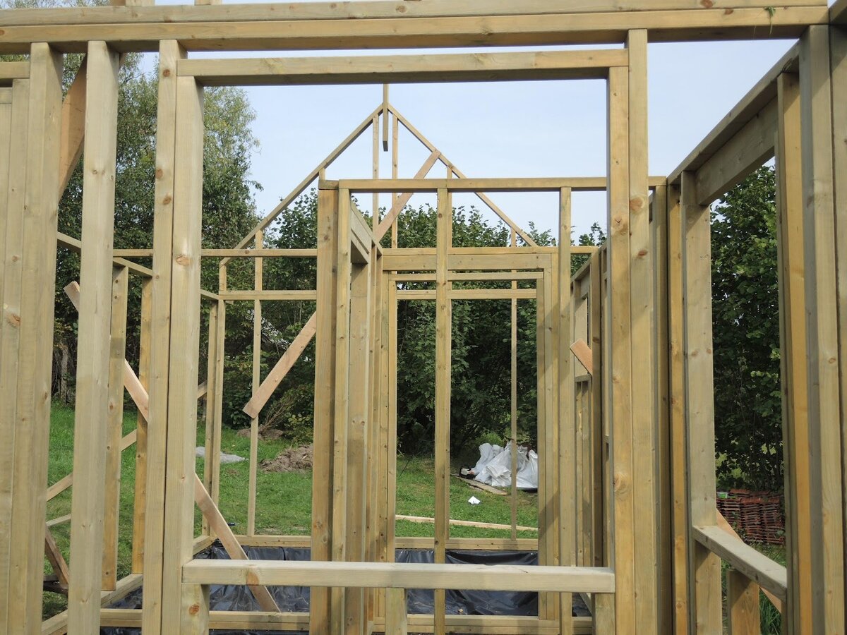 На земле собирают стены и, подняв, соединяют и выравнивают с помощью уровня. Эту конструкцию за выходные собрали: взрослый мужчина, соединявший детали гвоздезабивным пистолетом, женщина, выполнявшая отбор помеченной древесины, и подросток, помогавший принести древесину и поддерживать деревянные элементы. Конструкция собирается как “лего”. На заводе по чертежам распиливается сушеная и калиброванная древесина. Подготавливается проект конструкции, в котором помечена каждая досочка. Цифрами обозначивается каждая деталь конструкции.