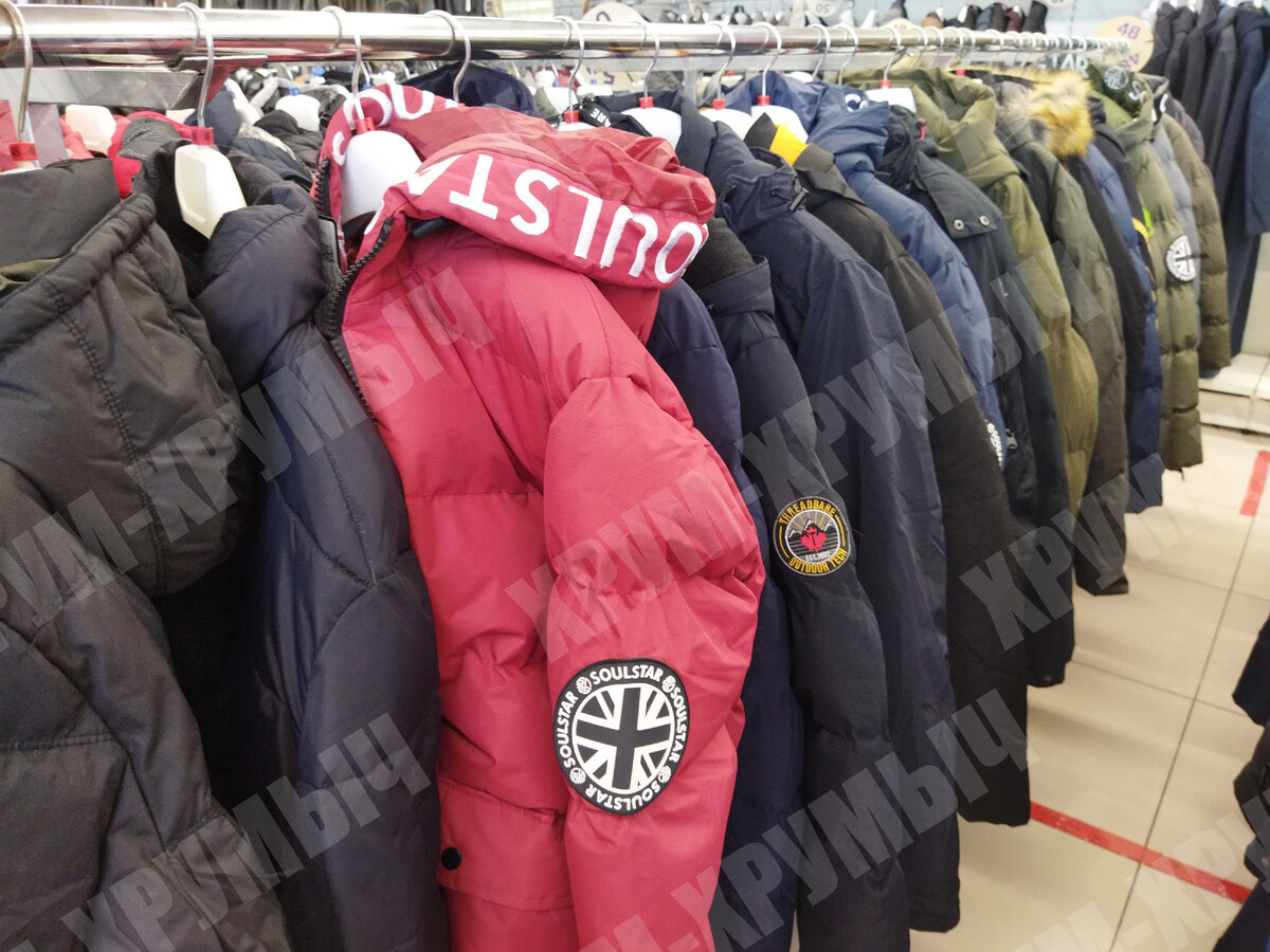 И пусть никого не сбивает с толку наличие куртки красного цвета. Это исключение. Специально выискивал такую.  Но и её тоже  изгадили нелепым шевроном на рукаве. 