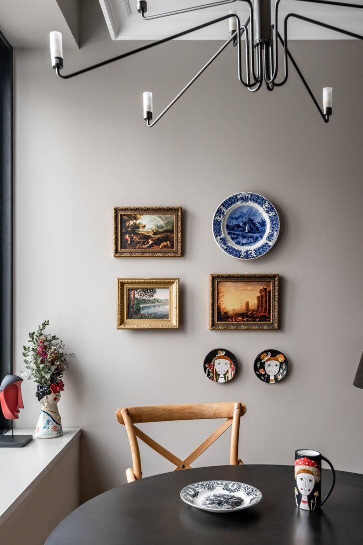 Картины — семейная коллекция хозяйки. Старинная синяя тарелка — часть сервиза, найденного в инстаграм @krasivo_kak_ranshe, остальные предметы из него используются в повседневной жизни. Маленькие тарелки и кружка куплены на маркете керамики 4 ceramics.