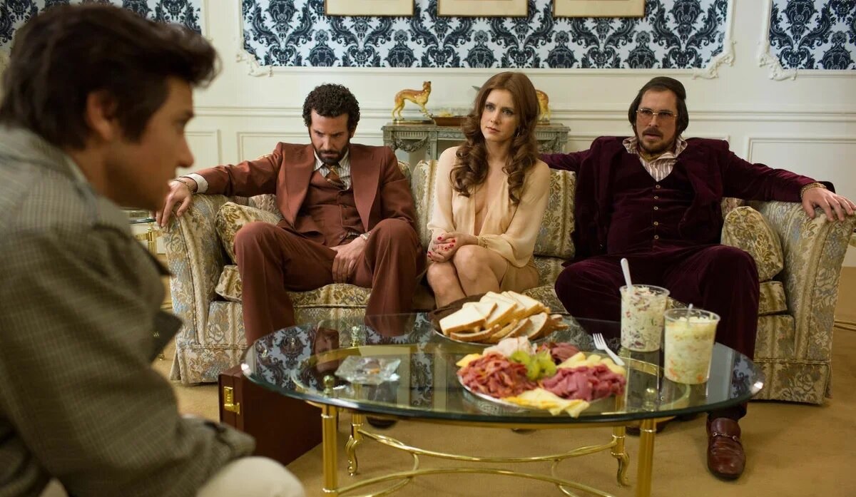 Зоркий глаз русского зрителя тотчас начинает искать на этом скриншоте вожделенную бутылку... и грустнеет, не находя её, родимую. 