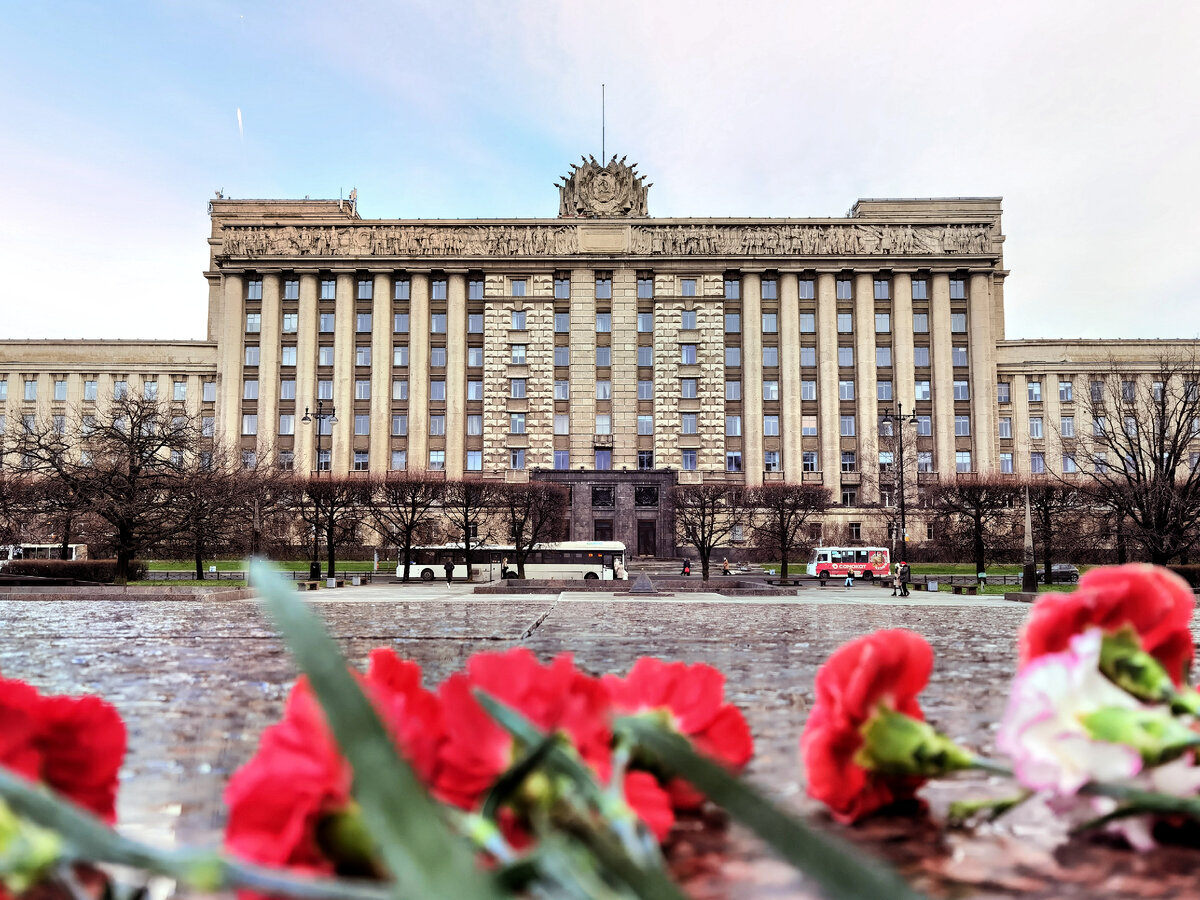 Цветы на Московской площади у ног Ленина. Дом Советов.