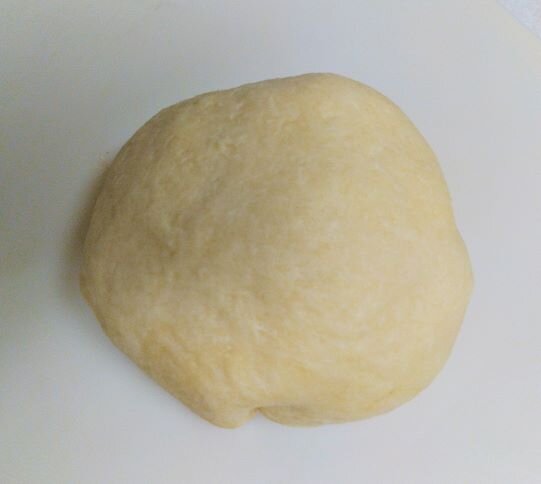 Шар из теста положить в кулек и на холод на час - два.