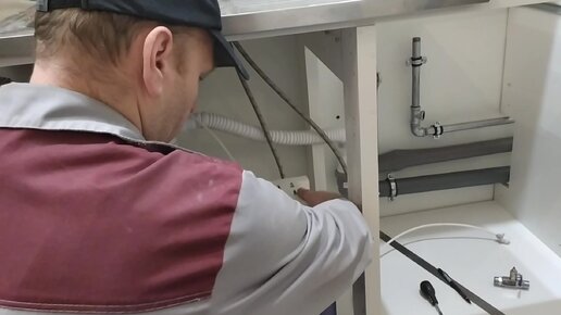 Установка фильтра для очистки воды гейзер под мойку в квартире - снято на видео