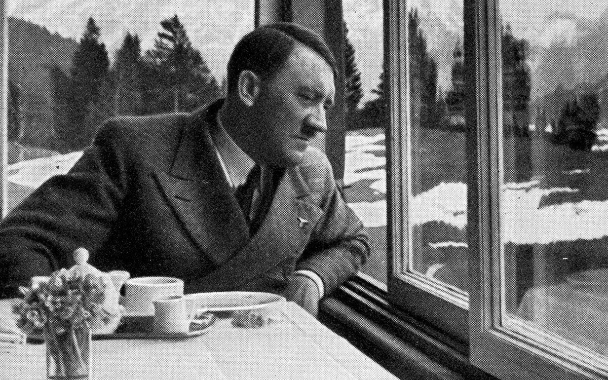 Гитлер пьёт кофе