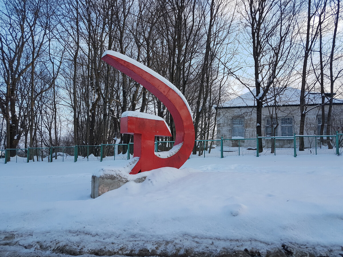 Просто серп и молот в снегу. Переславль-Залесский, январь 2022