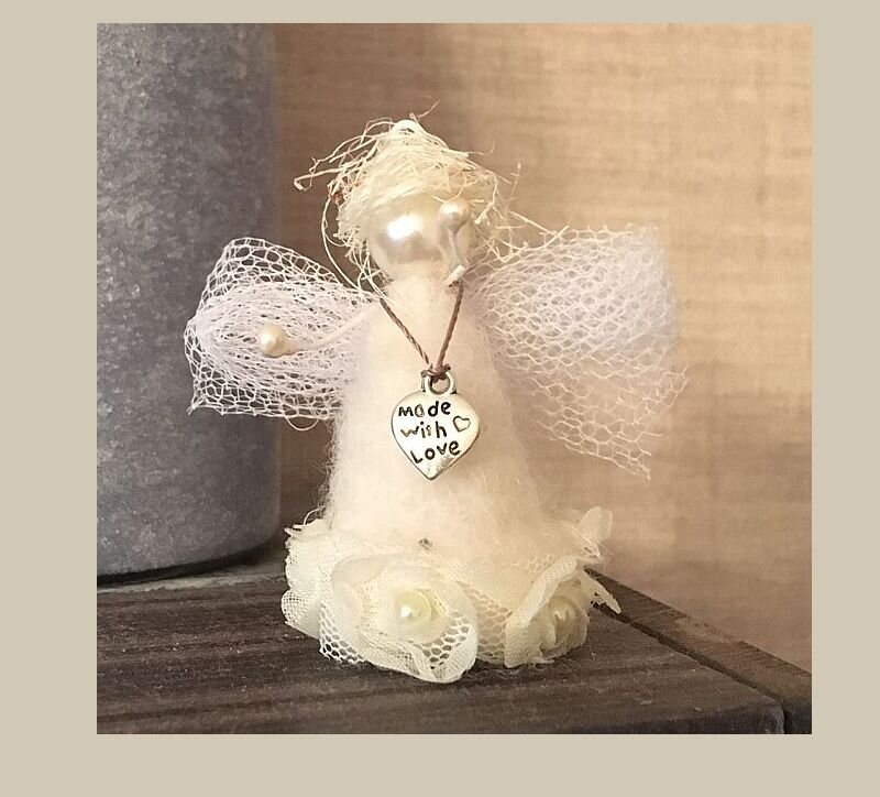 Крошечный ангелочек из шерсти и жемчуга.