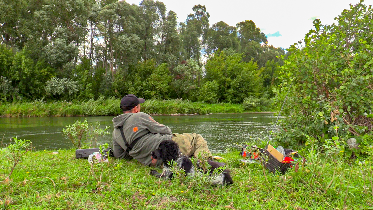 Мы с моим ушастым другом на берегу Ануя