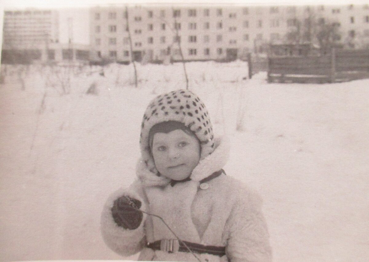 Маленькая модница в Конькове на прогулке, 1978-1979 гг. (фото: pastvu.com)
